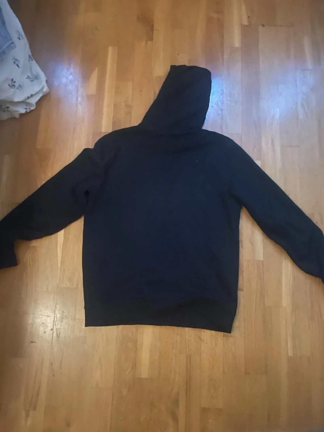 Svart hoodie med huva och dragsko - 4