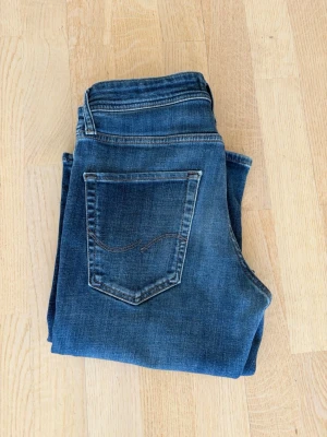Jack&Jones Jeans - Ett par schyssta Jack&Jones jeans som även köptes hos de! Självklart har de tagits väl hand om har inga hål eller sånt! Bara att skriva vid frågor eller för fler bilder! Bara att skriva för bilder när den är på! Kan gå ner i pris om du följer!