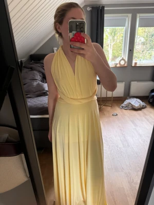 Maxiklänning / balklänning - Aldrig använd! Multitie så du kan knyta den hur du vill , Stretchigt och skönt material!! nypris 1300kr