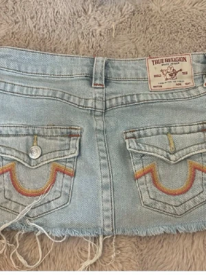 True religion jeans kjol - Jättesnygg jeans kjol från true religion storlek W23, kom gärna med prisförslag 💕