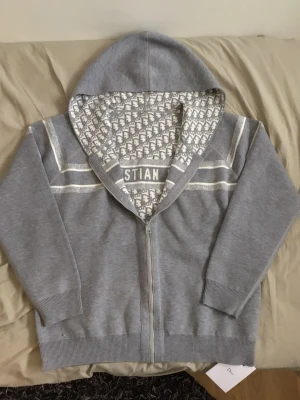 Di0r Luxury Monogram reversible Zip-up Hoodie 2 i 1 🔥 - 🔥 Vändbar zip hoodie med designer-inspirerad monogramdesign. Kan användas på båda sidorna för två olika looks. Helt ny och i perfekt skick utan defekter. Clean passform och väldigt snygg på. Allt kan diskuteras!