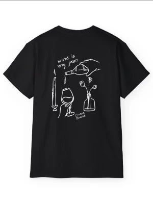 Svart t-shirt med vit illustration - Svart t-shirt från Civare Brand med vit handritad illustration och texten 'wine is my jam' på ryggen. Framtill finns en liten vit logga. Klassisk passform och rund hals. Perfekt för dig som gillar unik och stilren design.
