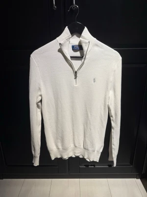 Ralph Lauren tröja - Vit Polo Ralph Lauren half-zip. Väldigt fint skicka använd fåtal gånger köpt ny för 2300kr. Storlek S.