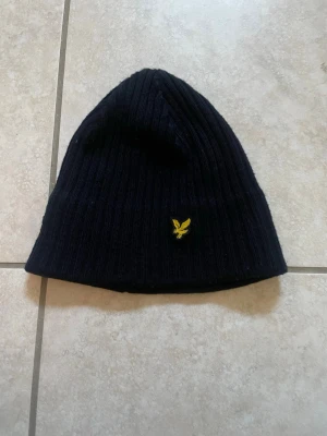 Lyle & Scott mössa - För stor