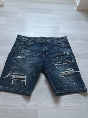 Jeans shorts  - Snygg jeans shorts med slitningar och färg duttar 