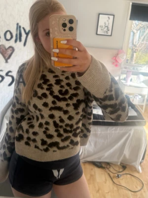 Stickad leopard tröja - Fin.