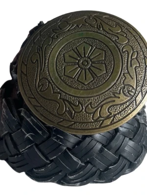 Flätat läderbälte  - Svart flätat justerbart läderbälte med ett stort rustik-guldigt spänne 💛Totala längd (utan spänne): 84.5 cm. * slitet skick, lätt missfärgning på spänne (se bilder). Jag brukar ha strl S i byxor för referens! 