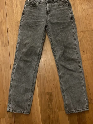 Grå raka jeans i vintage-stil - Säljer ett par grå jeans med rak passform och klassisk femficksdesign. I märket ryvls 