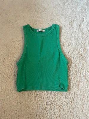 Grön ribbad croppad linnetopp Zara - Snygg grön croppad linnetopp från Zara i ribbad bomull🌴