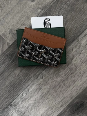 Korthållare Coffe black  - Hej! Nu säljs denna snygga korthållaren i färgen coffe black ☕️ 🖤🧡 Helt i nyskick, vid frågor skriv. Mvh 