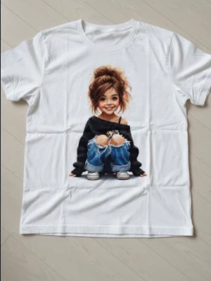 Vit t-shirt med tryck av tjej - Vit t-shirt i bomull med tryck av en tecknad tjej i avslappnad stil, sittandes med knäna uppdragna, slitna jeans och sneakers. T-shirten har rund hals och korta ärmar. Perfekt för dig som gillar casual och coola motiv.