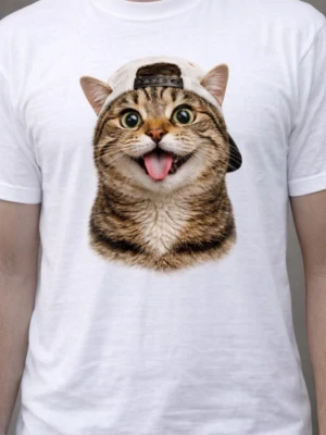 Vit t-shirt med kattmotiv och keps - Säljer en vit t-shirt med ett stort tryck av en glad katt med keps på bröstet. T-shirten har rund hals och korta ärmar. Perfekt för dig som gillar roliga och unika motiv. Materialet känns mjukt och bekvämt mot huden.