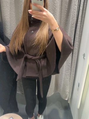 Brun poncho - En jättefin brun poncho. Aldrig använd. Storlek x/xs. Från Gina tricot för 499kr men säljer endast för 449kr