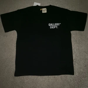 Svart Oversized Gallery Dept. t-shirt - Snygg svart t-shirt från Gallery Dept. Oversized passar som storlek L, Oanvänd!!!!
