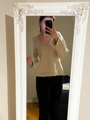 Tröja  - Jättefin beige stickad tröja i storlek S. Sitter jättesnyggt. På insidan av tröjan så har det färgat av sig blå färg från jeans, tröjan är även lite nopprig. Det finns bilder. Pris kan diskuteras! ☺️