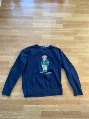 Ralph lauren sweatshirt - Säljer nu denna Ramona lauren tröjan då den inte används. Inga fläckar eller något utan bara det lilla märket på björnen, men det är inget som syns på avstånd. Det är bara att höra av sig vid minsta fundering. Priset inte hugget i sten