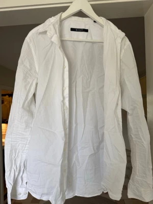 Tiger of sweden vit skjorta - Storlek M/L, säljes i befintligt skick. Hör av dig för fler frågor och funderingar