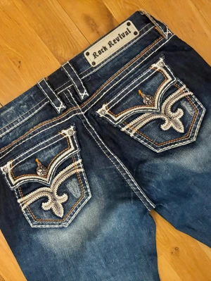 Rock Revival jeans - Säljer ett par bootcut jeans från rock revival i storlek 29 i bra skick. Inga defekter, säljer för dom har blivit för stora för mig och inte längre kommer till användning. Skriv om du har några frågor! 
