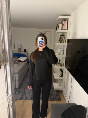 Svart tröja  - Mysig svart tröja, aldrig använt! 