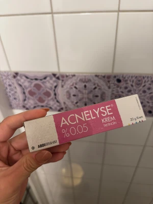 Acnelyse 0.05% kräm 20g - Acnelyse kräm 0.05% med tretinoin Tuben innehåller 20 gram och används för hudvård, särskilt mot akne. Googla på tretinoin om du är osäker på vad det gör för huden! 