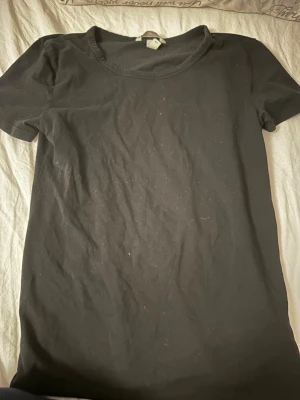 t-shirt - Vanlig svart t-shirt från h&m