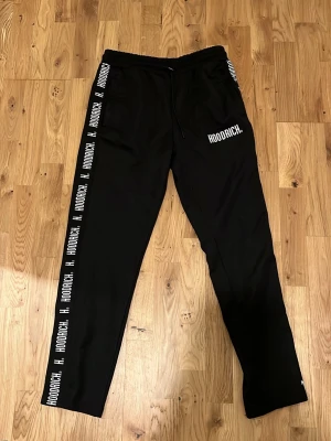 Svarta mjukisbyxor från Hoodrich - Svarta mjukisbyxor från Hoodrich med perfekt passform och nytt skick.