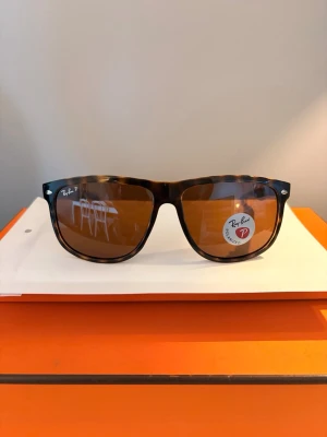 Rayban ”Boyfriend” Polarized  - Löningserbjudande: Helt nya Ray-Ban “Boyfriend” Polarized. De är oöppnade med alla etiketter kvar och  allt som syns på bild ingår. Säljs för endast 549 kr. Erbjudandet gäller till onsdag 23:59