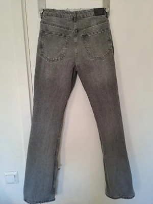Perfect Flate Jeans från Gina Tricot - Säljer ett par grå jeans från Gina Tricot med flare passform och medle hög midja. Väl använda jeans men fortfarande i väldigt bra skick men passar tyvärr inte mig längre därför säljer jag de.