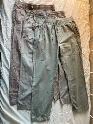 Beiga och grå linnebyxor med snörning - Tre par linnebyxor, finns spår av använding, storlek S, pris kan diskuteras