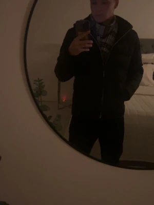 Grå rutig halsduk från Burberry - Klassisk halsduk från Burberry i grått med ikoniskt rutmönster i svart, vitt och rött. Köpt från Sicuro fashion 