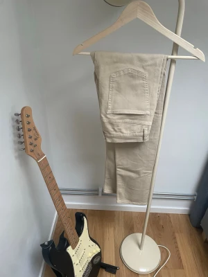 Beiga jeans från J.Lindeberg - Stretchiga Jeans/Golfbyxor från J.Lindeberg! Använda max 3 gånger! Perfekt skick! Passar superb till golfrundorna nu till sommaren eller för fina tillställningar! 