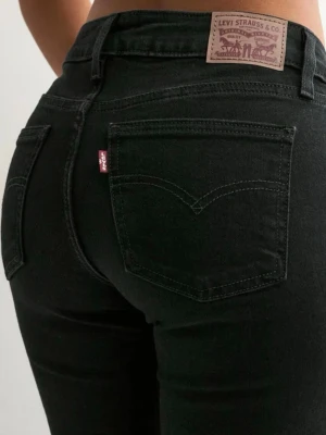 Svarta bootcut jeans från Levi's - Svarta jeans från Levi's med bootcut-passform och klassisk femficksdesign. Låg midja🌸jag är 167 cm. Passar för mig och burkar ha S/M i byxor