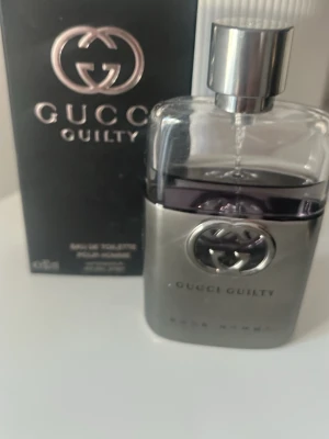 Gucci Guilty Pour Homme Eau de Toilette - Säljer Gucci Guilty Eau de Toilette Pour Homme (50 ml). Cirka 35 ml återstår. Både parfymen och förpackningen är i bra skick.  Doften är fräsch och maskulin med inslag av citrus, lavendel och en lätt kryddig/varm ton. Perfekt som vardagsparfym. Passar extra bra under vår och sommar eftersom den är fräsch utan att bli för tung.