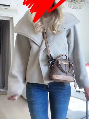 Ljusbeige kappa - Trendig ljusbeige kappa med oversized krage och asymmetrisk knäppning. Kappan har en rak passform och är tillverkad i ett mjukt material som ger en lyxig känsla. Perfekt för dig som vill ha en stilren och modern look. jag postar vanligtvis dagen du köper eller dagen efter. Den är endast använt två gånger. 