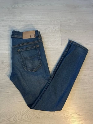 T/J 32/32 - Ett par riktigt fräscha blåa jeans från Tiger of Sweden. Jeansen är utan defekter och dem passar till det absolut mesta. Skriv vid frågor eller om du vill ha fler bilder! Kolla gärna in min profil för fler jeans och kläder😄
