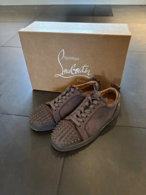 Louboutin  - Säljer ett par bruna sneakers från Christian Louboutin