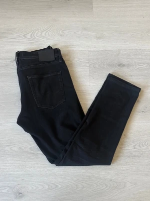 J&J 31/32 - Ett par riktigt snygga jeans från Jack & Jones i passformen Tapered Mike. Byxorna är riktigt fräscha och passar till det mesta. Byxorna är i bra skick utan tydliga defekter. Skriv vid frågor och kolla gärna in min profil för potentiella bundles!