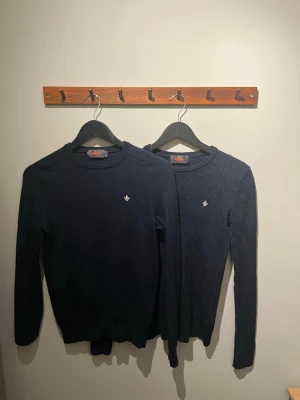 Två Morris tröjor - Säljer två mörkblå stickad tröja från Morris dom är i storlek xs men båda har krympt i tvätten så dom är typ xxs. Vill nån ha mått äre bara å fråga. Pris 599 Eller 300 för en men kan gå ner i pris om de är en snabb affär.