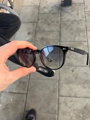 Rayban solglasögon  - Riktigt stiliga Rayban glasögon, köpta för 1984:- använda drygt en vecka. Ger en fransk look men vänder blickar på stan. 