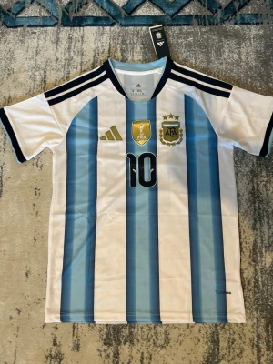 Argentina Messi matchtröja Adidas - Säljer en officiell Argentina matchtröja från Adidas med Messi och nummer 10 på ryggen.  Fan. Version. . Prislapp på 