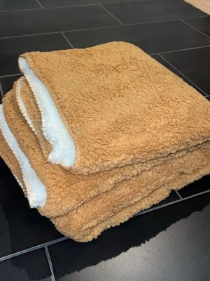 Brun fluffig filt - Fluffig filt, helt ny utan prislapp bara! Ca 190*120 cm