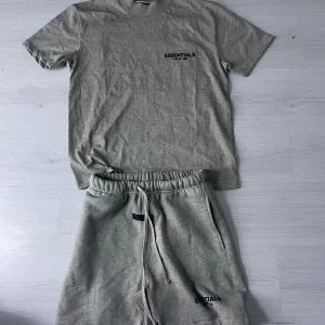 Gråa shorts Essentials Fear of God - ENDAST SHORTSEN INGEN TRÖJA KMR MED. Kolla in beskrivningen på plaggen separat om intresserad!
