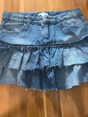 Jeans kjol från Gina - Säljer min jeans kjol i storlek 158 men passar som xs från Gina den har aldrig kommit till användning.