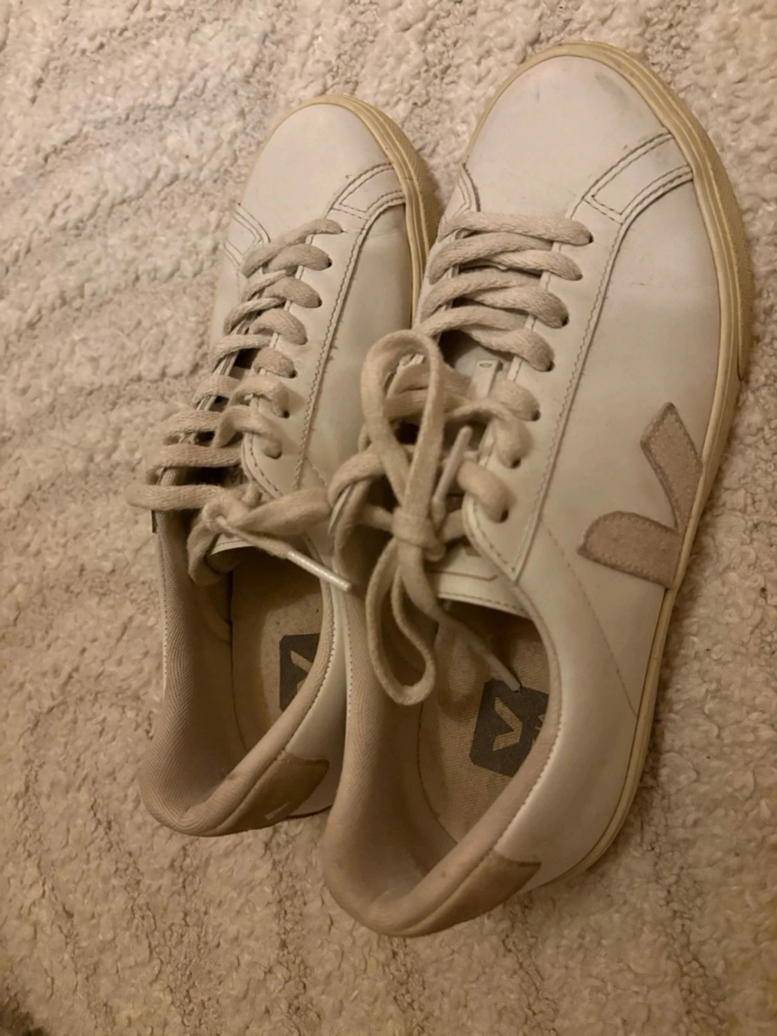 Vita Veja sneakers med beige detaljer - 4