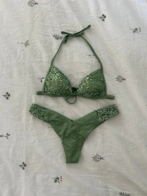 Calzedonia bikini  - Superfin grön bikini från Calzedonia som inte säljs längre🤍 Toppen är i minsta storleken XS och underdelen är i storlek S Underdelen är brazillian modell  Buda gärna   
