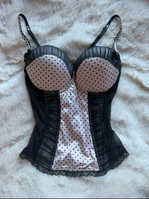 Prickig korsett topp  - Superfin prickig corsett topp i storlek S!💕