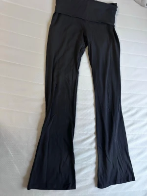 Folded yoga pants - Oanvända yoga pants från gina tricot