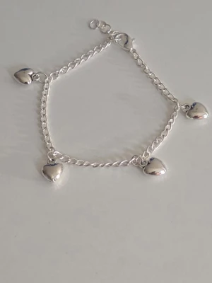 Armband med hjärtberlocker  - Snyggt silverfärgat handgjort armband med fyra blanka hjärtberlocker som hänger längs en tunn kedja i rostfritt stål (missfärgas inte, tål vatten). Armbandet är ca 18 cm, vill man ha en annan längd är det bara att skriva till mig💖 Armbandet har en klassisk karbinhake och passar perfekt för dig som gillar stilrena smycken med en romantisk touch.