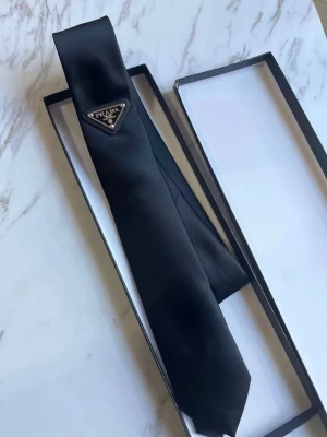 Prada Slips - Svart - Säljer en stilig Prada Slips i svart färg passar fint med kostym då den ger en lite mer lyxigare känsla, köpt på Veistare Collective med proffesionellt kvalité kontroll för autenticitet. Köpt för 2200kr säljer för 1199kr men pris aldrig sätt i sten kom gärna med bud! 😊