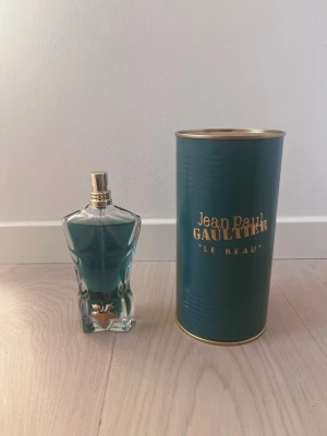 Jean Paul Gaultier - Jean Paul Gaultier Le Beau Eau de Toilette 75 ml. Skulle säga att de e 73 ml kvar då den endast är använd 3 gånger